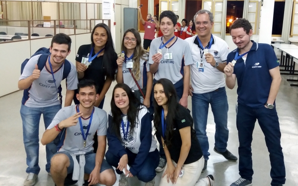 Foto da premiação: Varginha - Melhor programação; Nepomuceno - Melhor escola estreiante; Divinópolis - elegância.